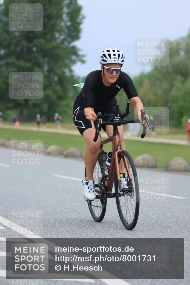 21.06.2025 - 27. Vierlanden-Triathlon H.Heesch http://msf.ph/oto/8001731 15.06.2025 12:39:16 Radfahren 945 meine-sportfotos.de
