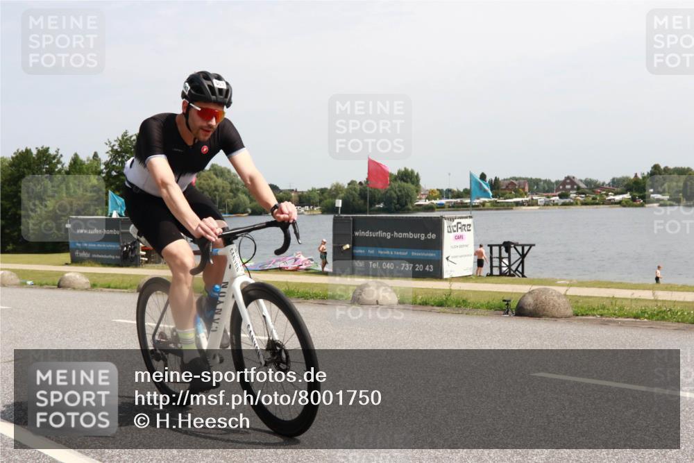 21.06.2025 - 27. Vierlanden-Triathlon H.Heesch http://msf.ph/oto/8001750 15.06.2025 11:46:16 Radfahren 215, 663, 743, 803, 886 meine-sportfotos.de