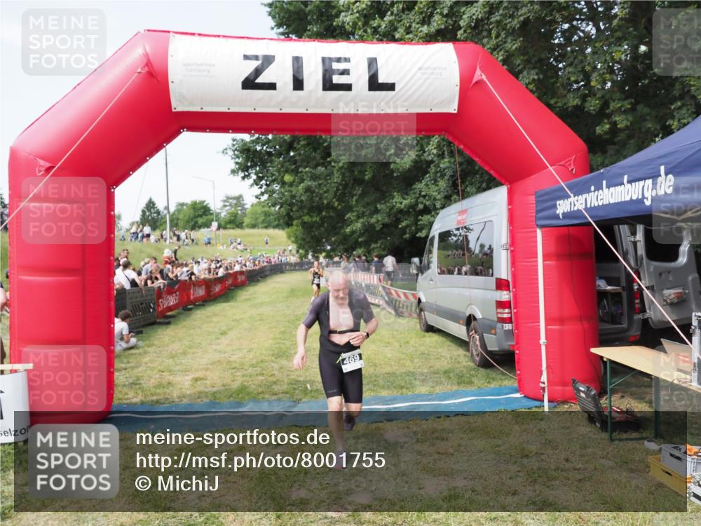 21.06.2025 - 27. Vierlanden-Triathlon MichiJ http://msf.ph/oto/8001755 15.06.2026 11:26:06 Ziel 469 meine-sportfotos.de