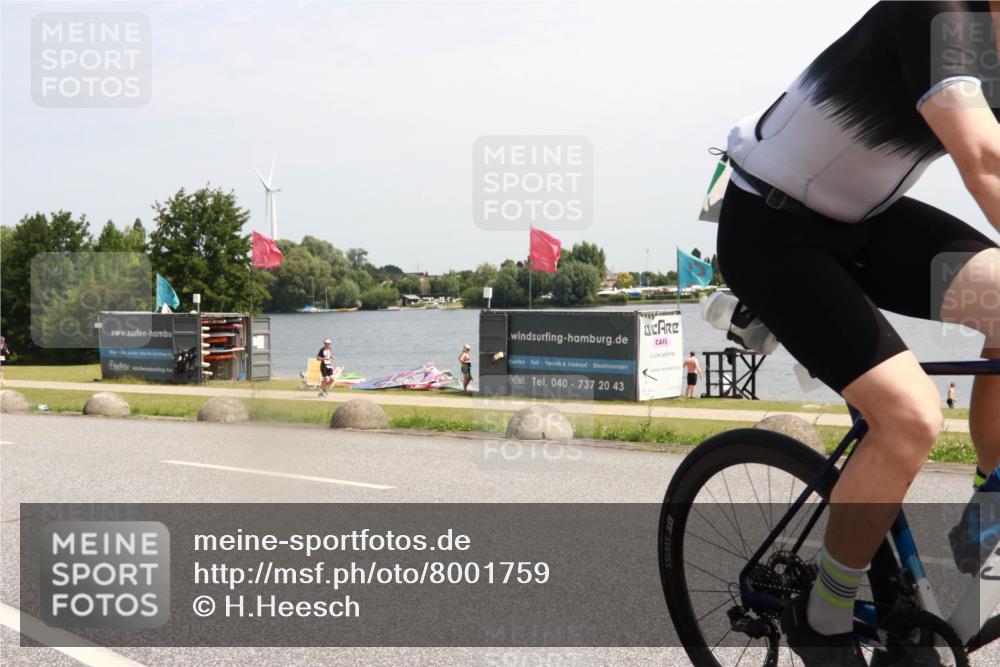 21.06.2025 - 27. Vierlanden-Triathlon H.Heesch http://msf.ph/oto/8001759 15.06.2025 11:46:17 Radfahren 215, 663, 743, 886 meine-sportfotos.de