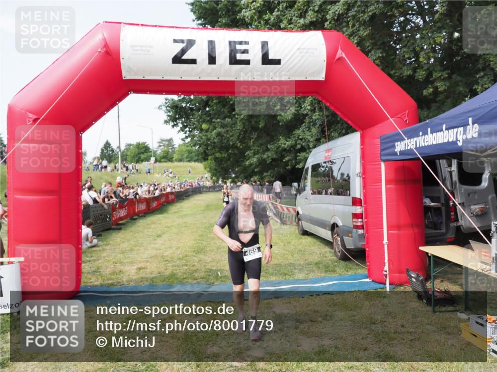 21.06.2025 - 27. Vierlanden-Triathlon MichiJ http://msf.ph/oto/8001779 15.06.2026 11:26:06 Ziel 469 meine-sportfotos.de