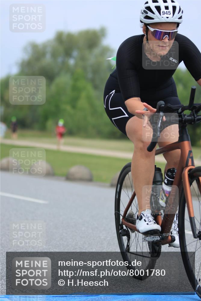21.06.2025 - 27. Vierlanden-Triathlon H.Heesch http://msf.ph/oto/8001780 15.06.2025 12:39:16 Radfahren 945 meine-sportfotos.de
