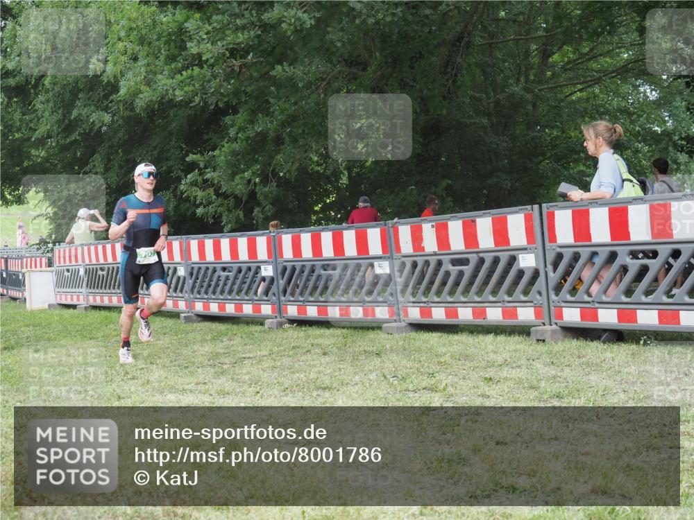21.06.2025 - 27. Vierlanden-Triathlon KatJ http://msf.ph/oto/8001786 15.06.2025 12:55:51 Ziel 707, 730, 875 meine-sportfotos.de