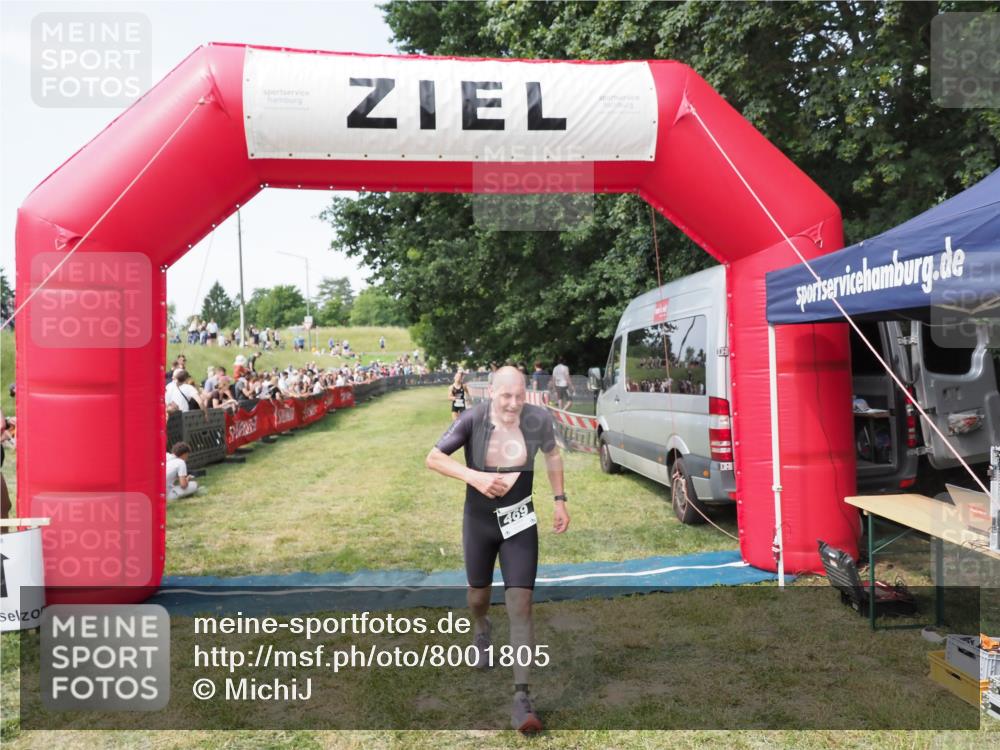 21.06.2025 - 27. Vierlanden-Triathlon MichiJ http://msf.ph/oto/8001805 15.06.2026 11:26:06 Ziel 469 meine-sportfotos.de