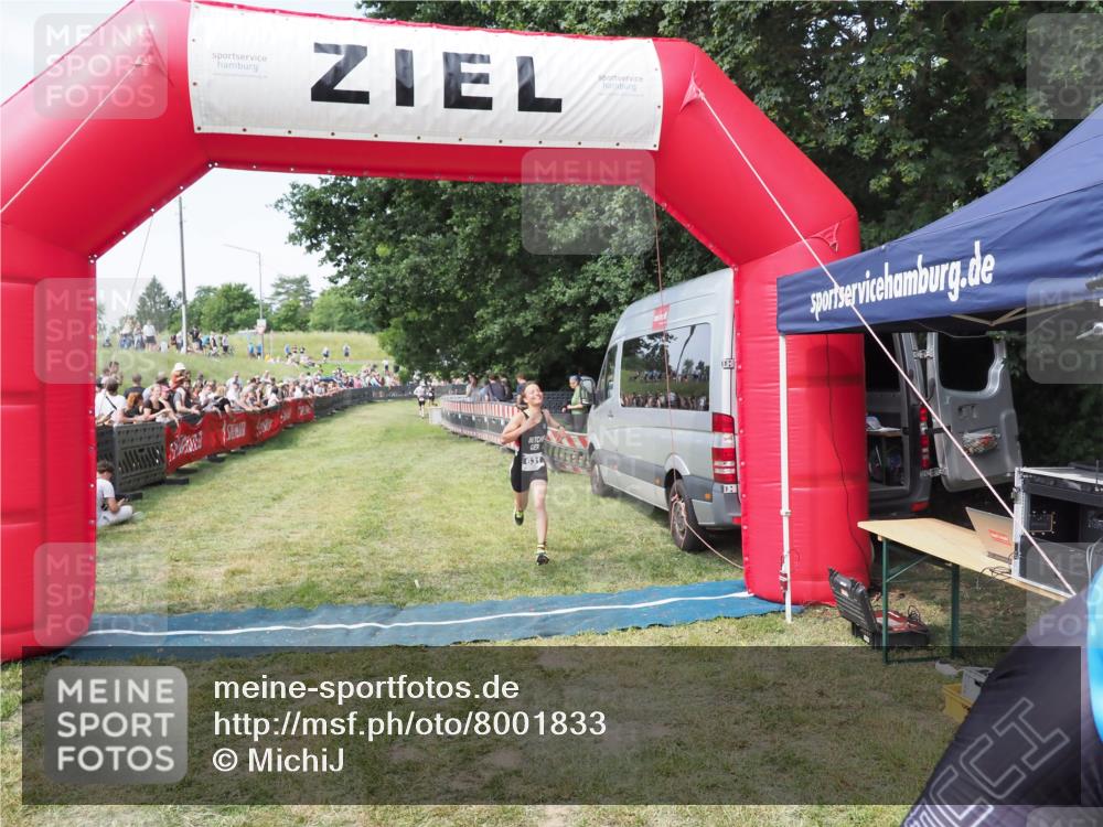 21.06.2025 - 27. Vierlanden-Triathlon MichiJ http://msf.ph/oto/8001833 15.06.2026 11:26:08 Ziel 469 meine-sportfotos.de