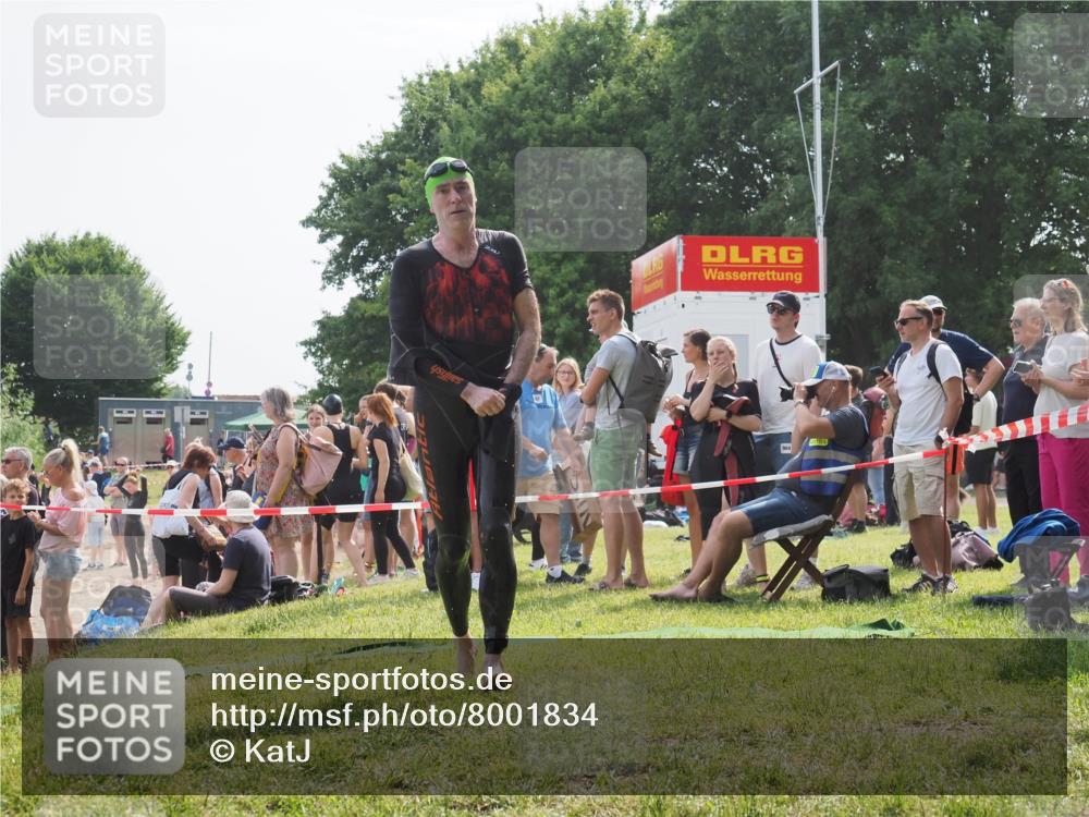 15.06.2025 - 27. Vierlanden-Triathlon KatJ http://msf.ph/oto/8001834 15.06.2025 09:57:52 Schwimmen 291, 330, 340, 827 meine-sportfotos.de
