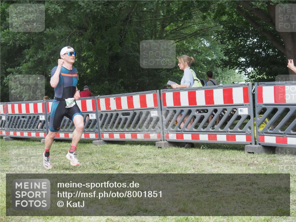 21.06.2025 - 27. Vierlanden-Triathlon KatJ http://msf.ph/oto/8001851 15.06.2025 12:55:52 Ziel 6, 707, 730, 875 meine-sportfotos.de