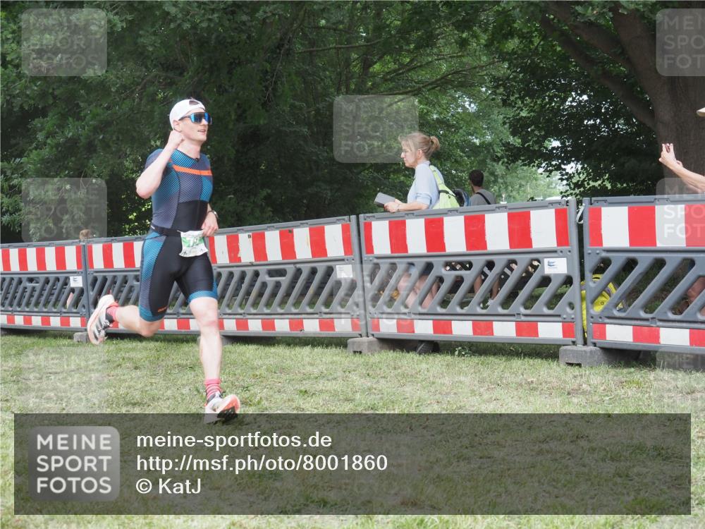21.06.2025 - 27. Vierlanden-Triathlon KatJ http://msf.ph/oto/8001860 15.06.2025 12:55:52 Ziel 6, 707, 730, 875 meine-sportfotos.de