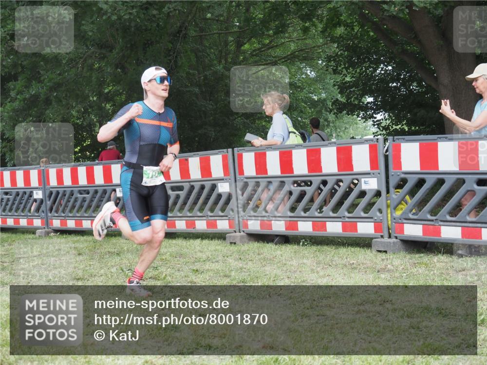 21.06.2025 - 27. Vierlanden-Triathlon KatJ http://msf.ph/oto/8001870 15.06.2025 12:55:52 Ziel 6, 707, 730, 875 meine-sportfotos.de