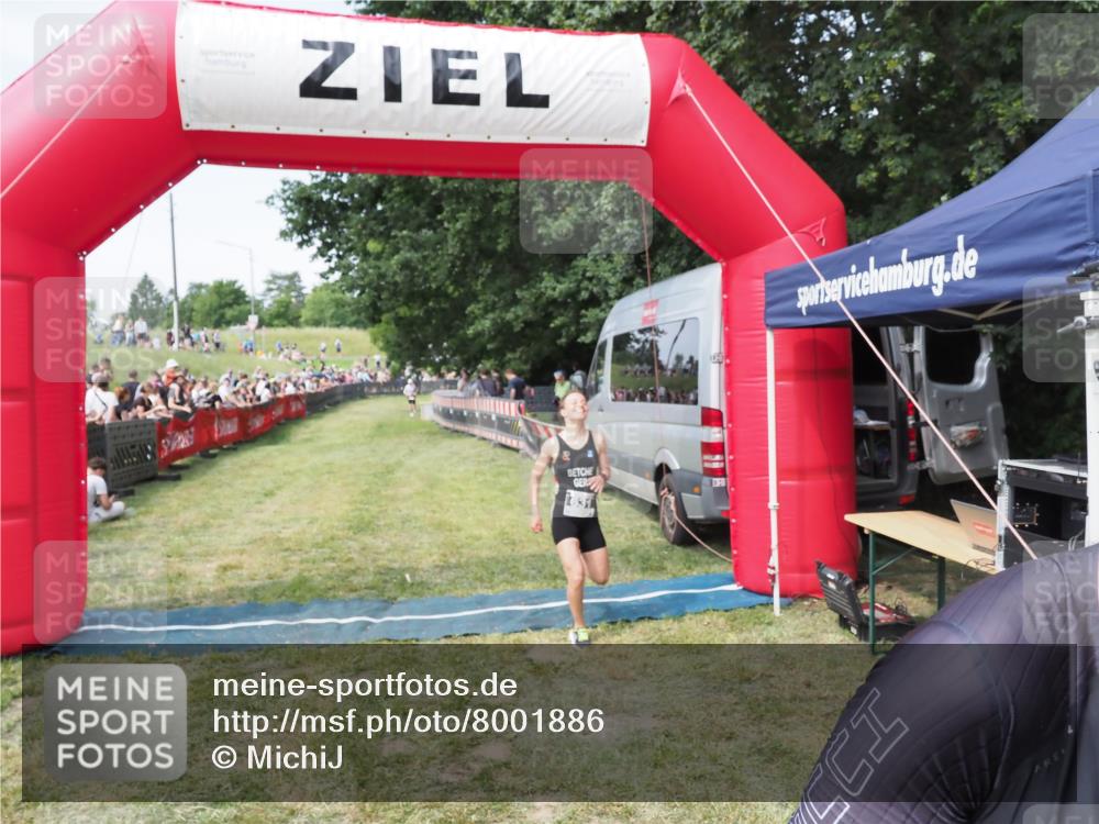 21.06.2025 - 27. Vierlanden-Triathlon MichiJ http://msf.ph/oto/8001886 15.06.2026 11:26:08 Ziel 469 meine-sportfotos.de