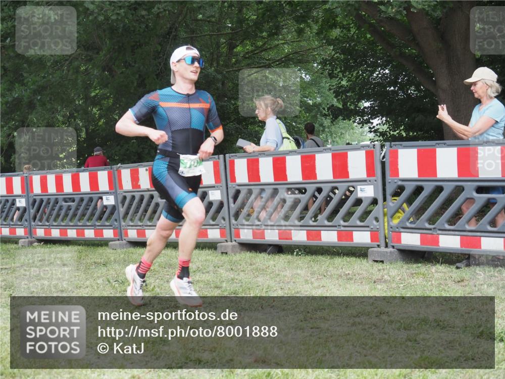 21.06.2025 - 27. Vierlanden-Triathlon KatJ http://msf.ph/oto/8001888 15.06.2025 12:55:52 Ziel 6, 707, 730, 875 meine-sportfotos.de