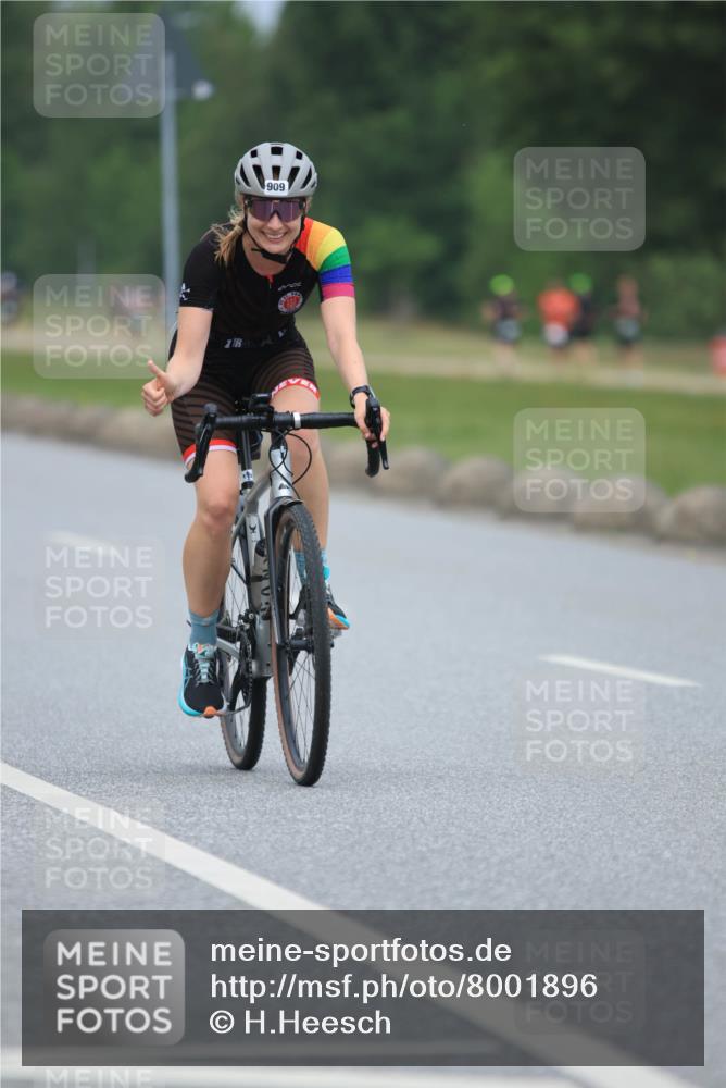 21.06.2025 - 27. Vierlanden-Triathlon H.Heesch http://msf.ph/oto/8001896 15.06.2025 12:39:48 Radfahren 899, 909 meine-sportfotos.de