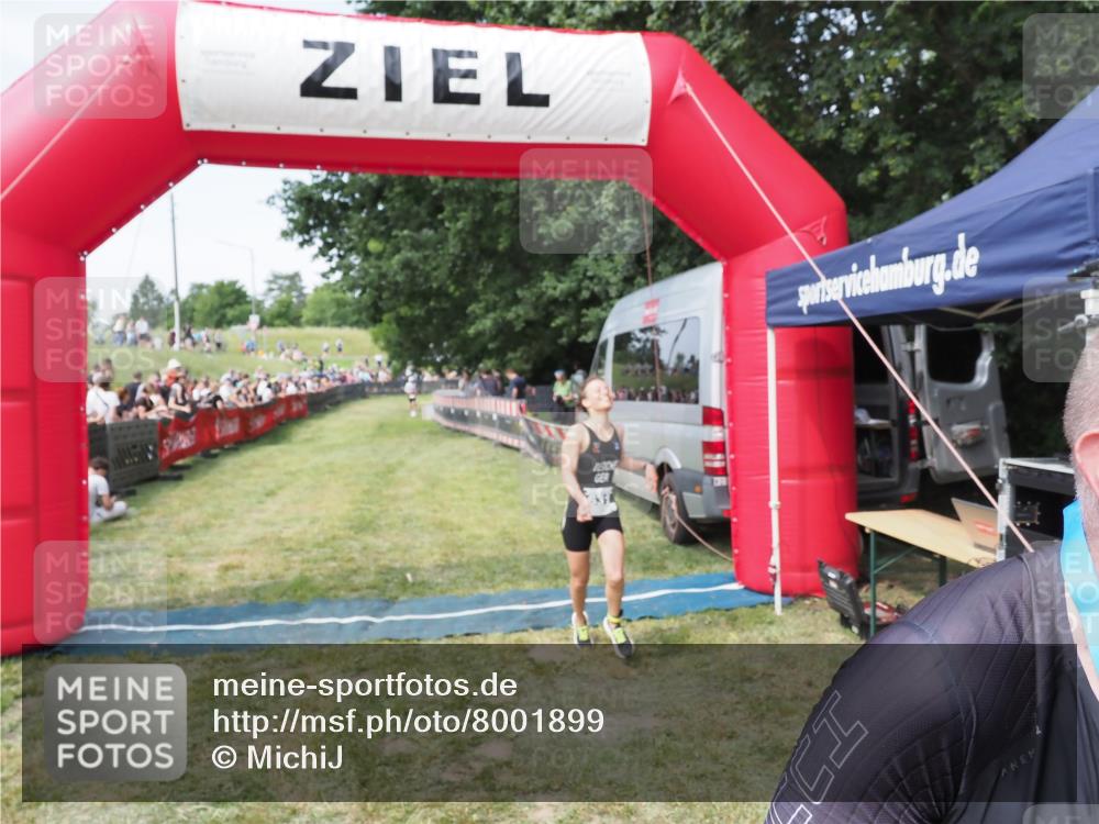 21.06.2025 - 27. Vierlanden-Triathlon MichiJ http://msf.ph/oto/8001899 15.06.2026 11:26:09 Ziel 469 meine-sportfotos.de