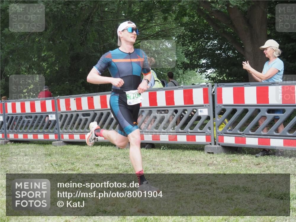 21.06.2025 - 27. Vierlanden-Triathlon KatJ http://msf.ph/oto/8001904 15.06.2025 12:55:52 Ziel 6, 707, 730, 875 meine-sportfotos.de
