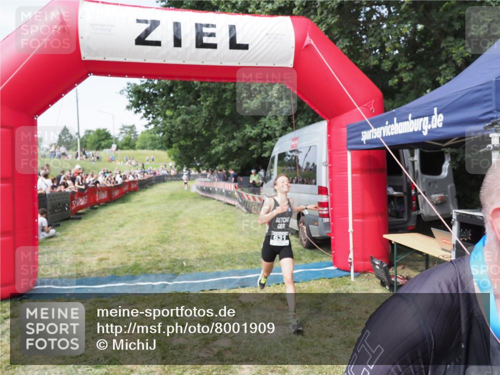 21.06.2025 - 27. Vierlanden-Triathlon MichiJ http://msf.ph/oto/8001909 15.06.2026 11:26:09 Ziel 469 meine-sportfotos.de