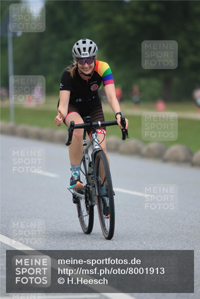 21.06.2025 - 27. Vierlanden-Triathlon H.Heesch http://msf.ph/oto/8001913 15.06.2025 12:39:48 Radfahren 899, 909 meine-sportfotos.de