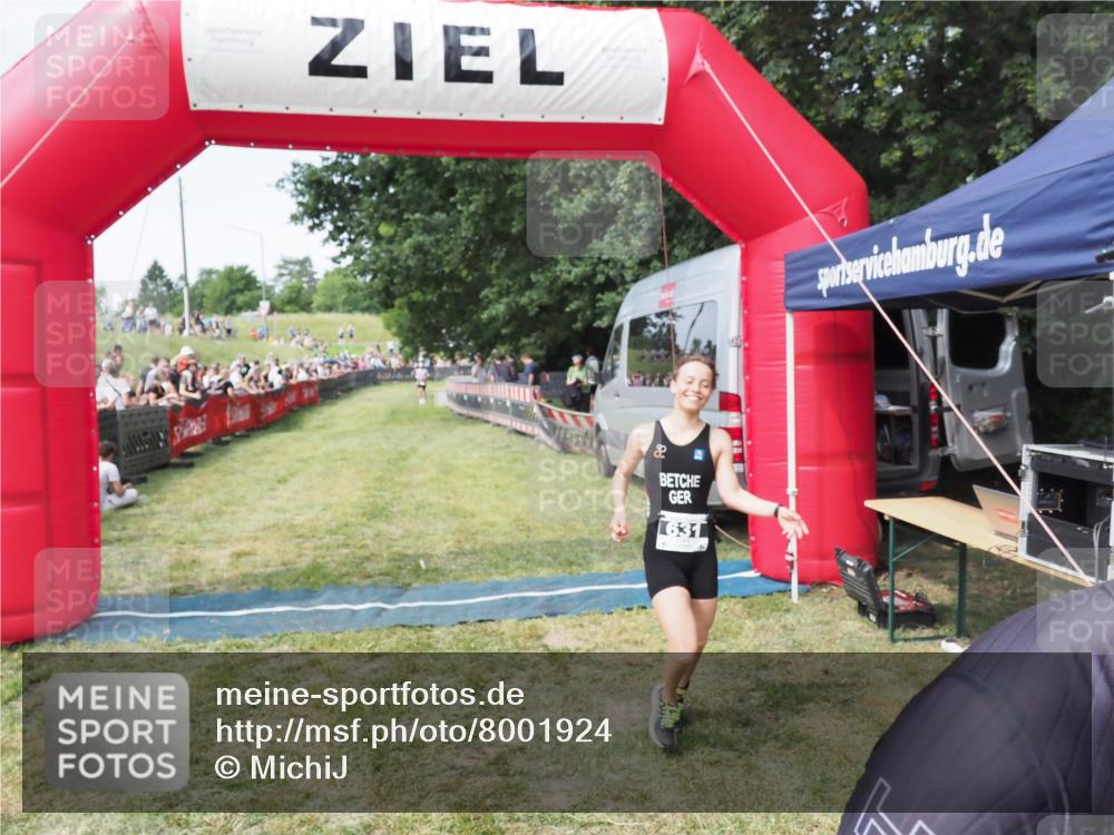 21.06.2025 - 27. Vierlanden-Triathlon MichiJ http://msf.ph/oto/8001924 15.06.2026 11:26:09 Ziel 469 meine-sportfotos.de