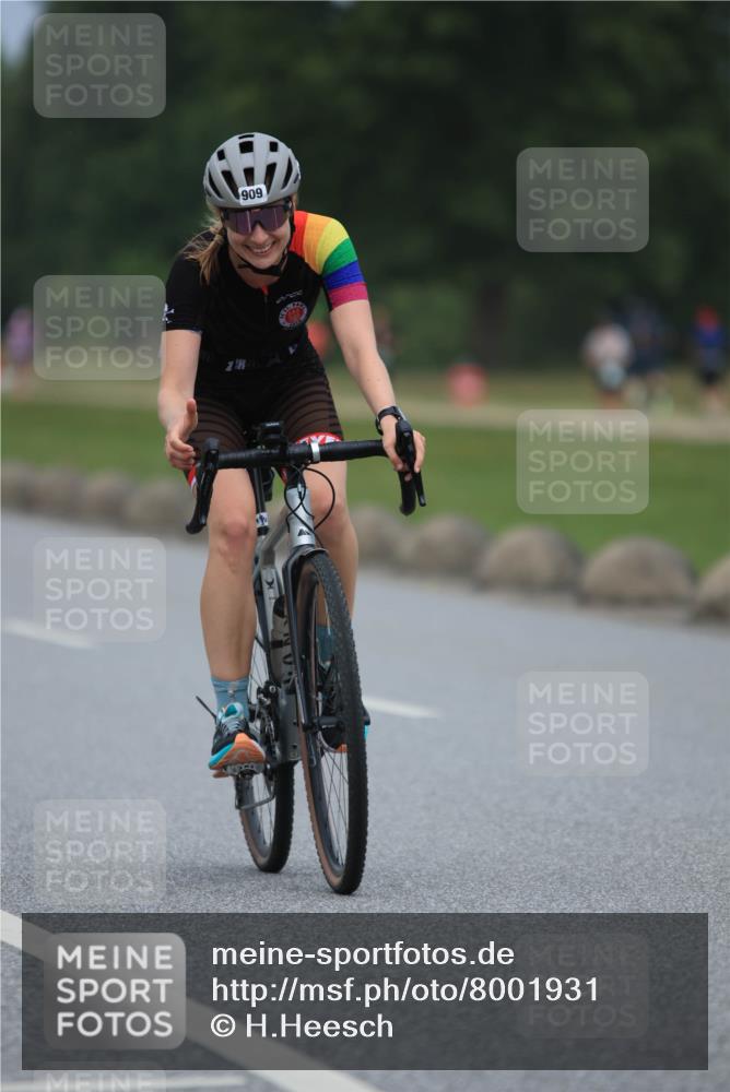 21.06.2025 - 27. Vierlanden-Triathlon H.Heesch http://msf.ph/oto/8001931 15.06.2025 12:39:48 Radfahren 899, 909 meine-sportfotos.de