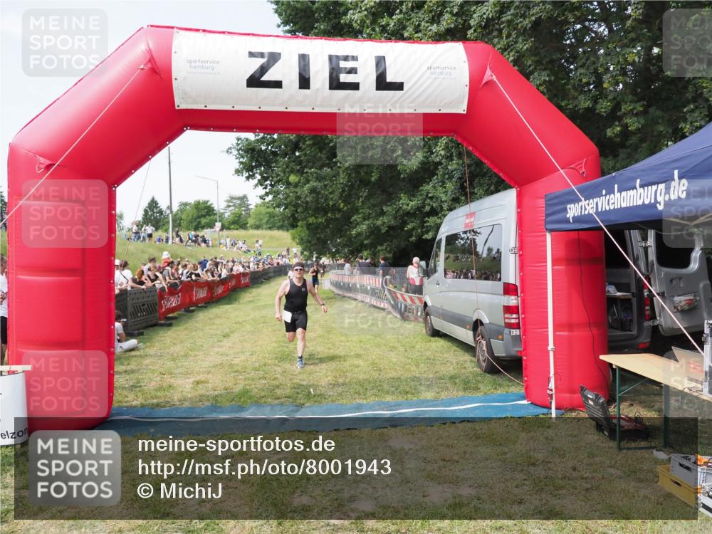 21.06.2025 - 27. Vierlanden-Triathlon MichiJ http://msf.ph/oto/8001943 15.06.2026 11:26:26 Ziel 442 meine-sportfotos.de