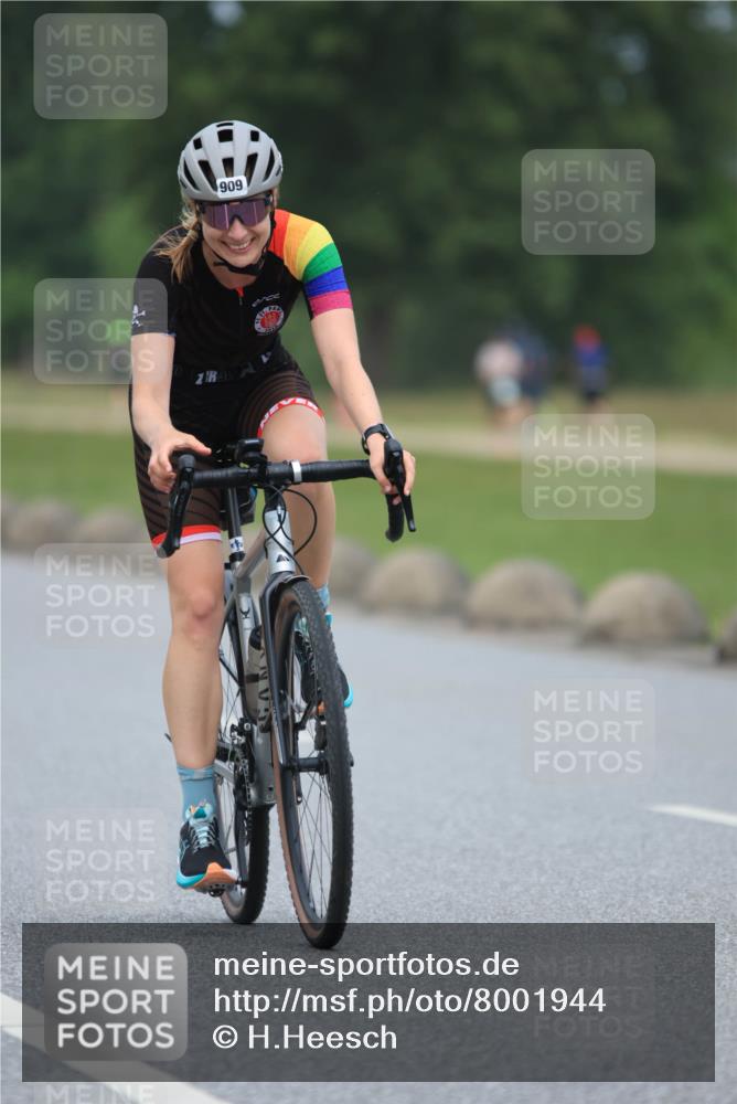 21.06.2025 - 27. Vierlanden-Triathlon H.Heesch http://msf.ph/oto/8001944 15.06.2025 12:39:49 Radfahren 899, 909 meine-sportfotos.de