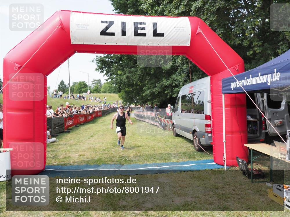 21.06.2025 - 27. Vierlanden-Triathlon MichiJ http://msf.ph/oto/8001947 15.06.2026 11:26:26 Ziel 442 meine-sportfotos.de