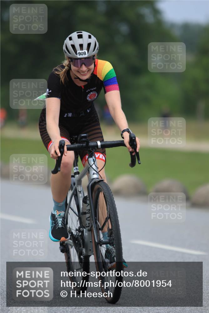 21.06.2025 - 27. Vierlanden-Triathlon H.Heesch http://msf.ph/oto/8001954 15.06.2025 12:39:49 Radfahren 899, 909 meine-sportfotos.de