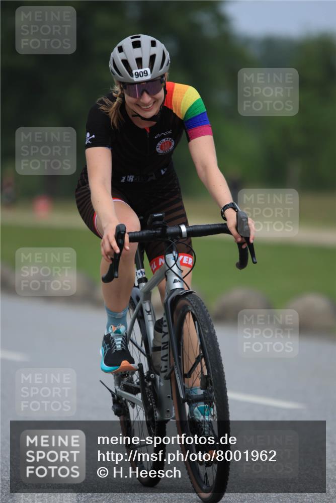 21.06.2025 - 27. Vierlanden-Triathlon H.Heesch http://msf.ph/oto/8001962 15.06.2025 12:39:49 Radfahren 899, 909 meine-sportfotos.de