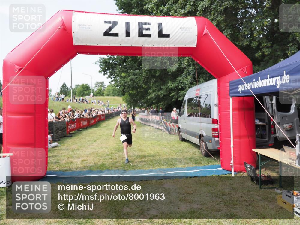 21.06.2025 - 27. Vierlanden-Triathlon MichiJ http://msf.ph/oto/8001963 15.06.2026 11:26:26 Ziel 442 meine-sportfotos.de