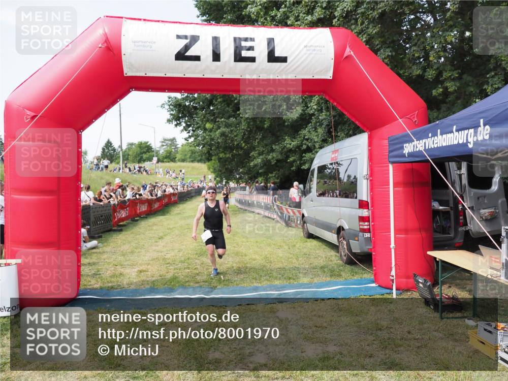 21.06.2025 - 27. Vierlanden-Triathlon MichiJ http://msf.ph/oto/8001970 15.06.2026 11:26:26 Ziel 442 meine-sportfotos.de