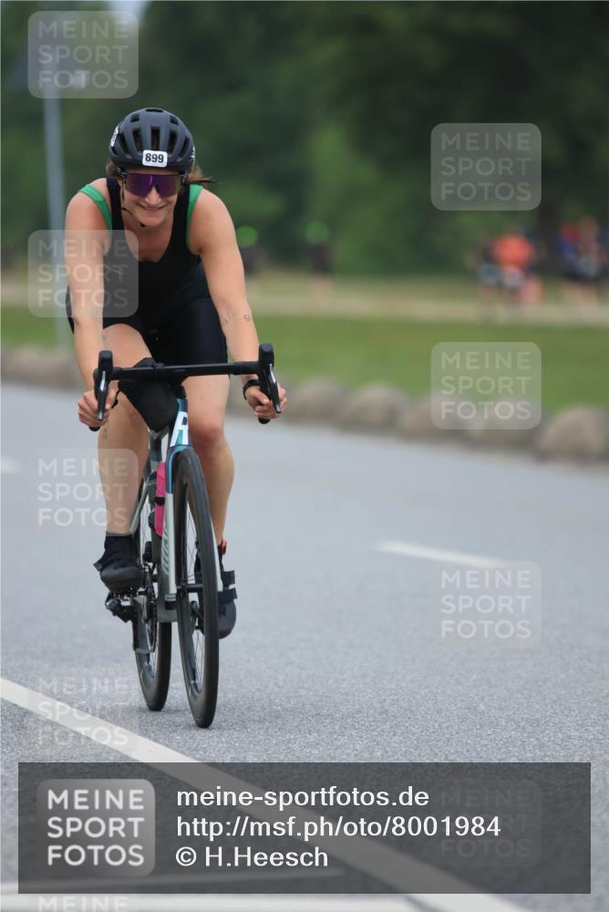 21.06.2025 - 27. Vierlanden-Triathlon H.Heesch http://msf.ph/oto/8001984 15.06.2025 12:39:53 Radfahren 899, 909 meine-sportfotos.de