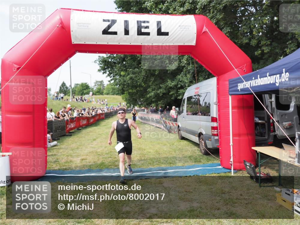 21.06.2025 - 27. Vierlanden-Triathlon MichiJ http://msf.ph/oto/8002017 15.06.2026 11:26:27 Ziel 367, 442 meine-sportfotos.de