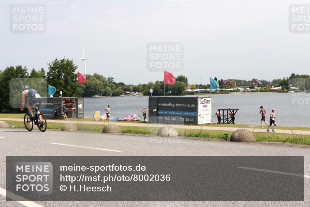 21.06.2025 - 27. Vierlanden-Triathlon H.Heesch http://msf.ph/oto/8002036 15.06.2025 11:46:42 Radfahren 678, 694 meine-sportfotos.de