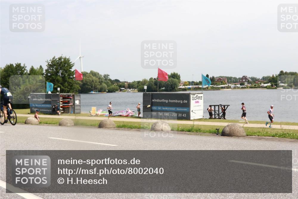 21.06.2025 - 27. Vierlanden-Triathlon H.Heesch http://msf.ph/oto/8002040 15.06.2025 11:46:43 Radfahren 678 meine-sportfotos.de