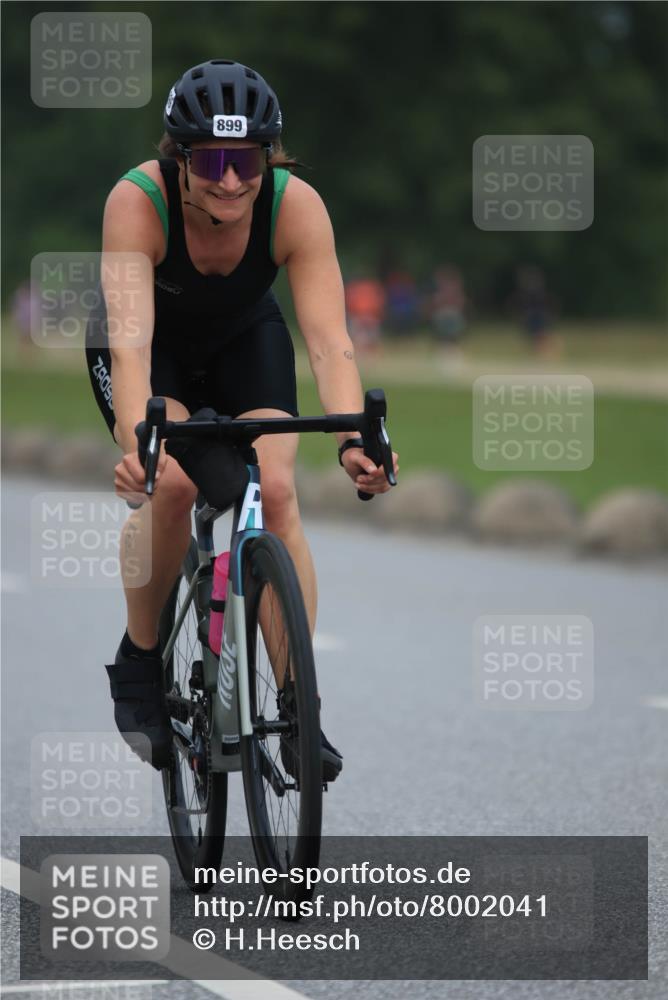 21.06.2025 - 27. Vierlanden-Triathlon H.Heesch http://msf.ph/oto/8002041 15.06.2025 12:39:53 Radfahren 899, 909 meine-sportfotos.de