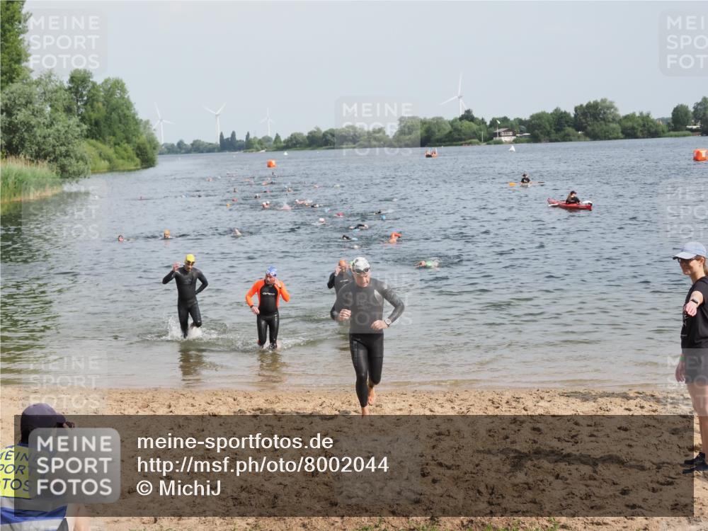 21.06.2025 - 27. Vierlanden-Triathlon MichiJ http://msf.ph/oto/8002044 15.06.2026 10:05:03 Schwimmen 412 meine-sportfotos.de