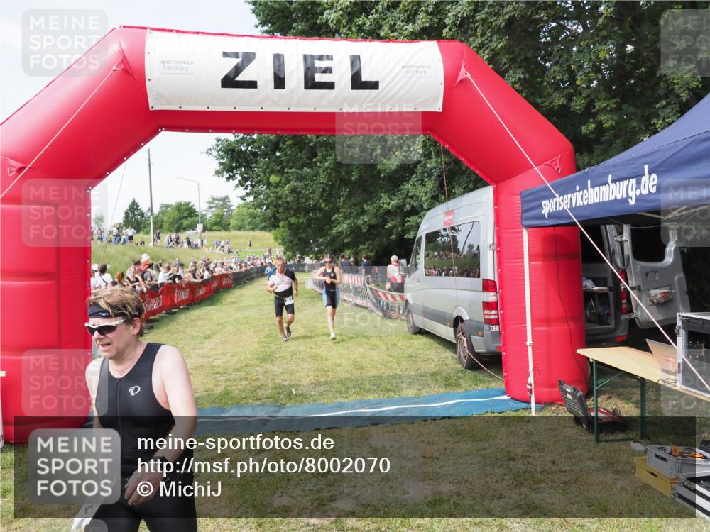 21.06.2025 - 27. Vierlanden-Triathlon MichiJ http://msf.ph/oto/8002070 15.06.2026 11:26:29 Ziel 367, 442 meine-sportfotos.de