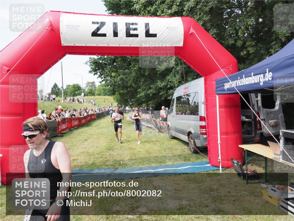 21.06.2025 - 27. Vierlanden-Triathlon MichiJ http://msf.ph/oto/8002082 15.06.2026 11:26:29 Ziel 367, 442 meine-sportfotos.de