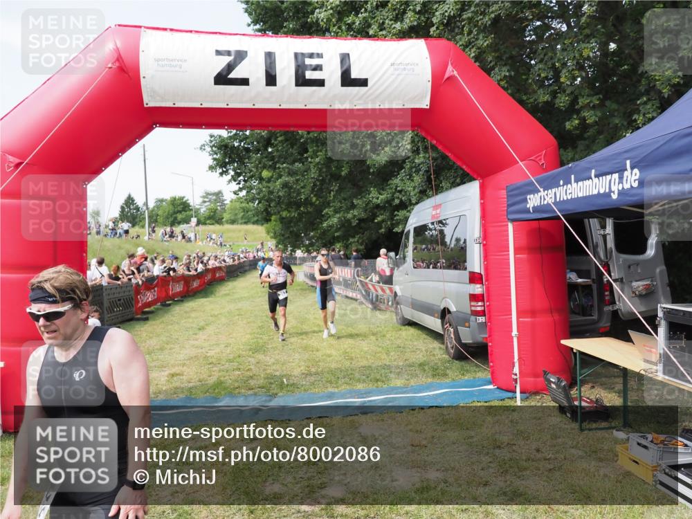 21.06.2025 - 27. Vierlanden-Triathlon MichiJ http://msf.ph/oto/8002086 15.06.2026 11:26:29 Ziel 367, 442 meine-sportfotos.de