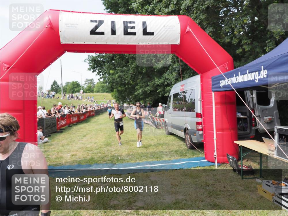 21.06.2025 - 27. Vierlanden-Triathlon MichiJ http://msf.ph/oto/8002118 15.06.2026 11:26:30 Ziel 367, 442 meine-sportfotos.de