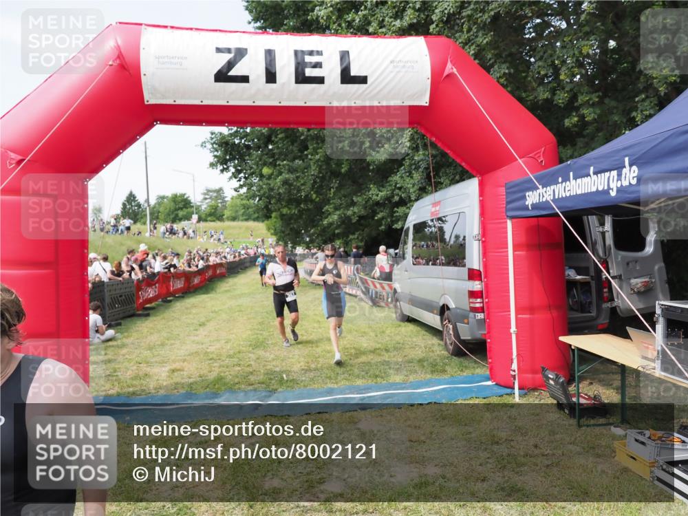 21.06.2025 - 27. Vierlanden-Triathlon MichiJ http://msf.ph/oto/8002121 15.06.2026 11:26:30 Ziel 367, 442 meine-sportfotos.de