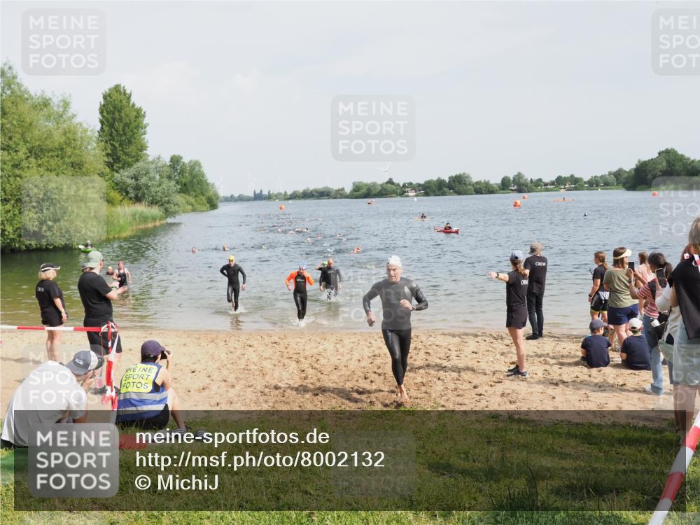 21.06.2025 - 27. Vierlanden-Triathlon MichiJ http://msf.ph/oto/8002132 15.06.2026 10:05:05 Schwimmen 412, 422 meine-sportfotos.de