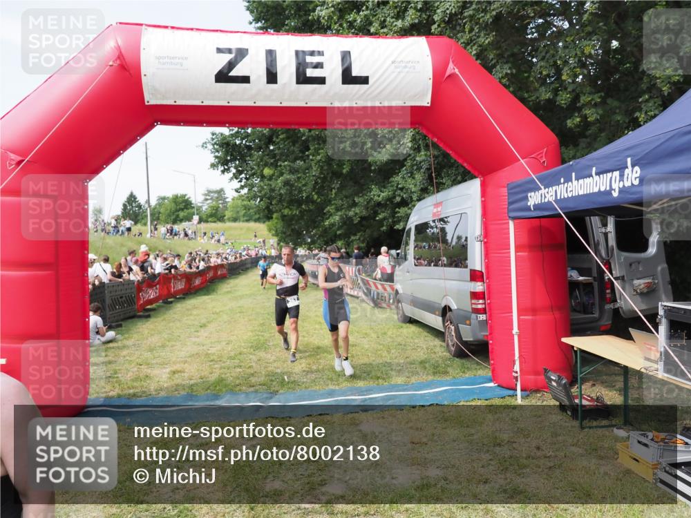 21.06.2025 - 27. Vierlanden-Triathlon MichiJ http://msf.ph/oto/8002138 15.06.2026 11:26:30 Ziel 367, 442 meine-sportfotos.de