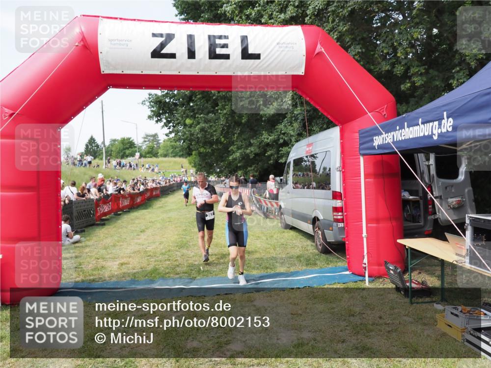 21.06.2025 - 27. Vierlanden-Triathlon MichiJ http://msf.ph/oto/8002153 15.06.2026 11:26:30 Ziel 367, 442 meine-sportfotos.de