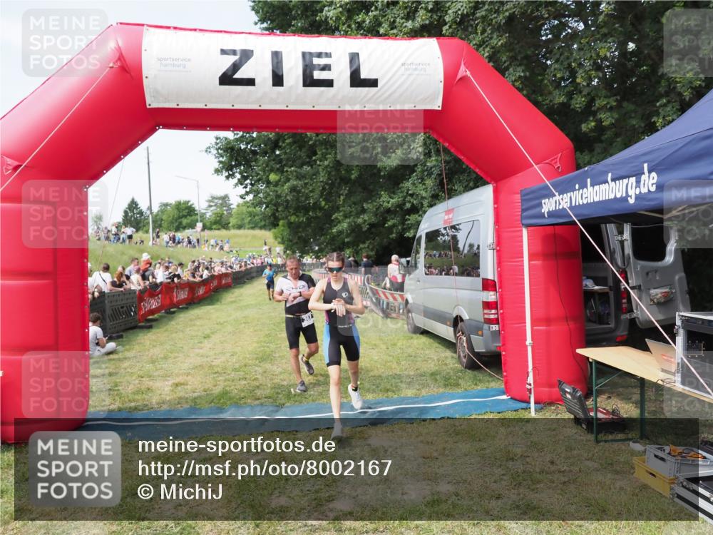 21.06.2025 - 27. Vierlanden-Triathlon MichiJ http://msf.ph/oto/8002167 15.06.2026 11:26:30 Ziel 367, 442 meine-sportfotos.de