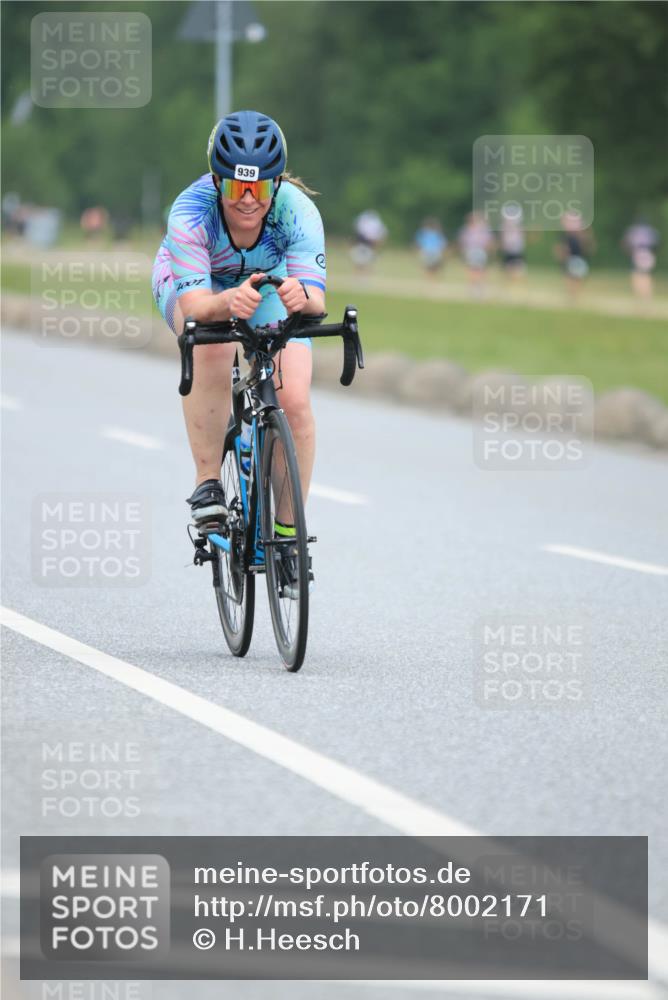 21.06.2025 - 27. Vierlanden-Triathlon H.Heesch http://msf.ph/oto/8002171 15.06.2025 12:41:14 Radfahren 939 meine-sportfotos.de