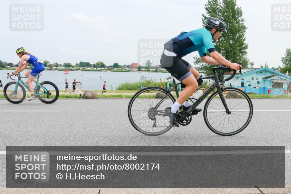 21.06.2025 - 27. Vierlanden-Triathlon H.Heesch http://msf.ph/oto/8002174 15.06.2025 12:39:40 Radfahren 653, 1085, 1086, 1087, 1088 meine-sportfotos.de