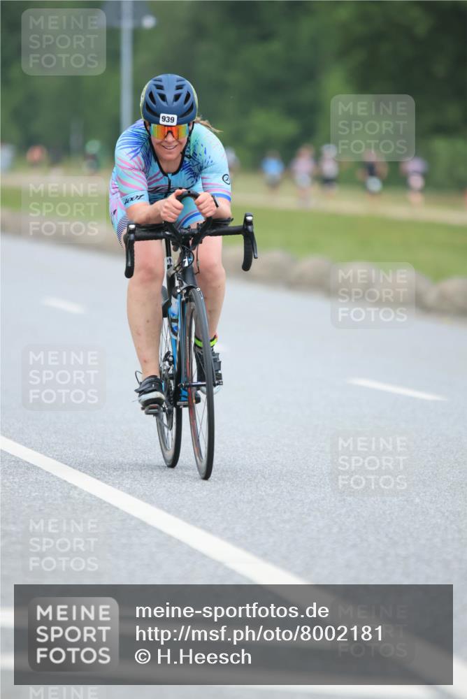 21.06.2025 - 27. Vierlanden-Triathlon H.Heesch http://msf.ph/oto/8002181 15.06.2025 12:41:14 Radfahren 939 meine-sportfotos.de