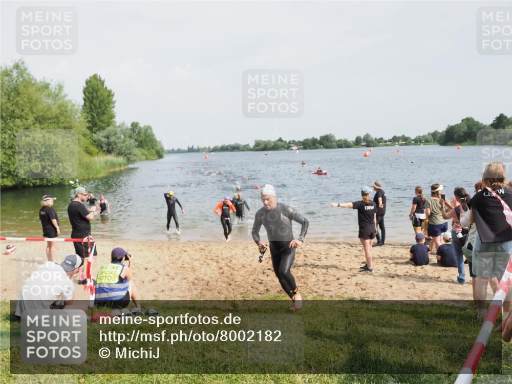 21.06.2025 - 27. Vierlanden-Triathlon MichiJ http://msf.ph/oto/8002182 15.06.2026 10:05:06 Schwimmen 364, 382, 412, 422 meine-sportfotos.de