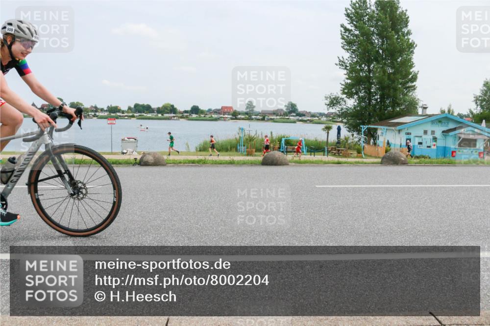 21.06.2025 - 27. Vierlanden-Triathlon H.Heesch http://msf.ph/oto/8002204 15.06.2025 12:39:52 Radfahren 899, 909 meine-sportfotos.de