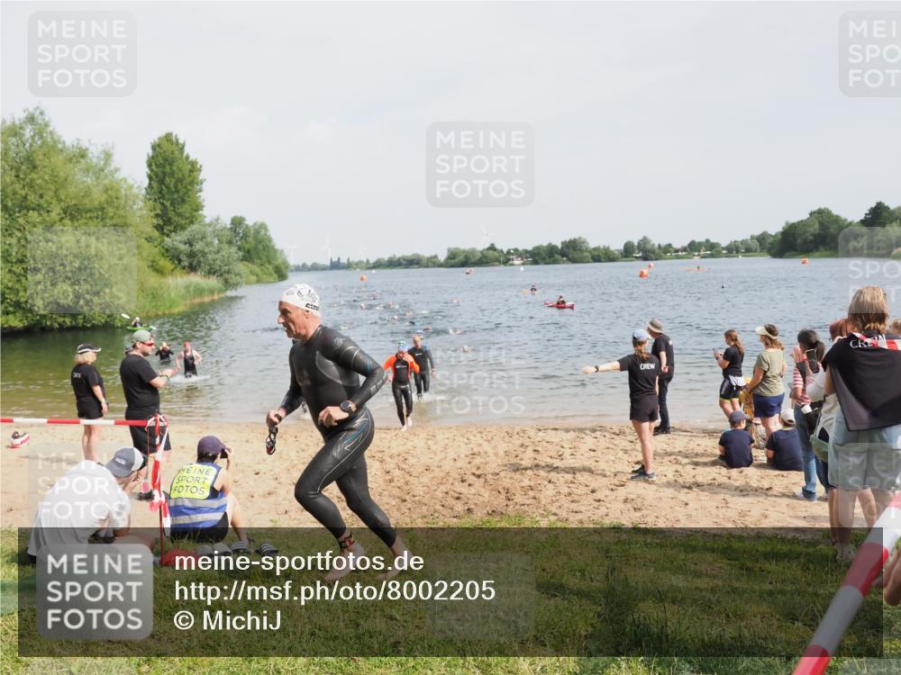 21.06.2025 - 27. Vierlanden-Triathlon MichiJ http://msf.ph/oto/8002205 15.06.2026 10:05:07 Schwimmen 364, 382, 412, 422 meine-sportfotos.de